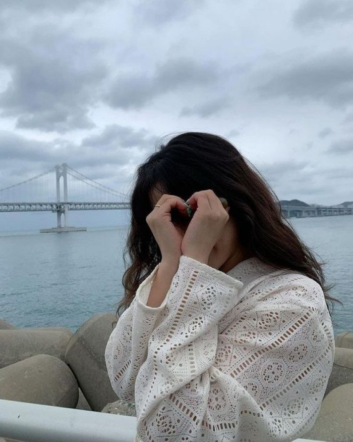 hidden face girl aesthetic dp