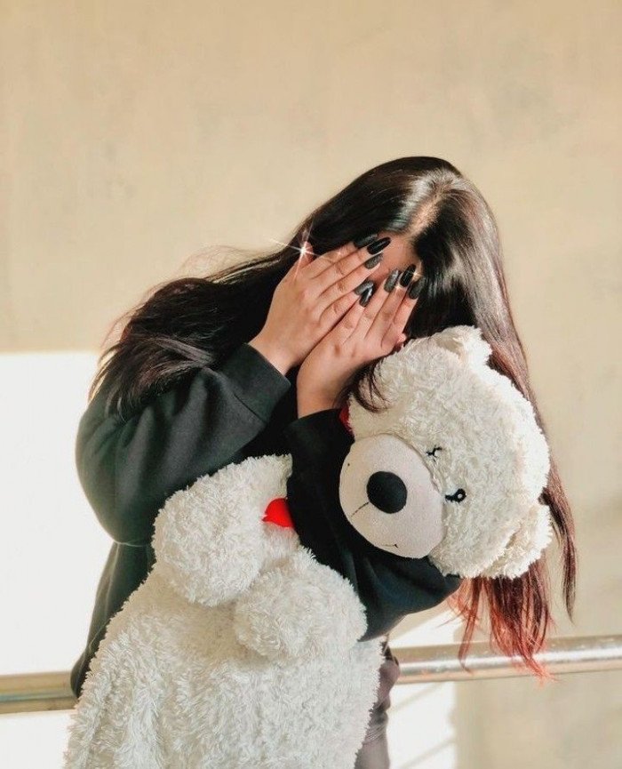 stylish hidden face girl dp